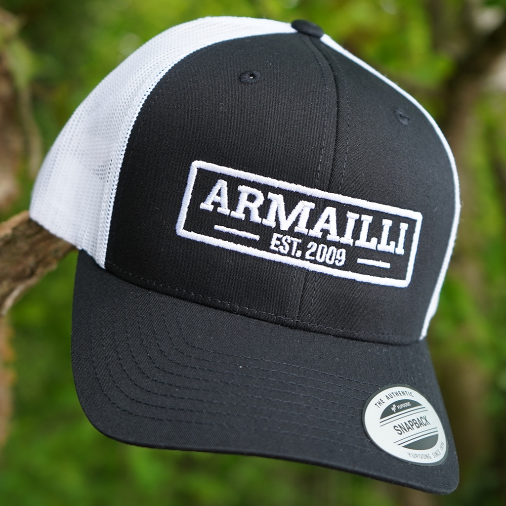 ARMAILLI TRUCKER CAP SCHWARZ/WEISS
